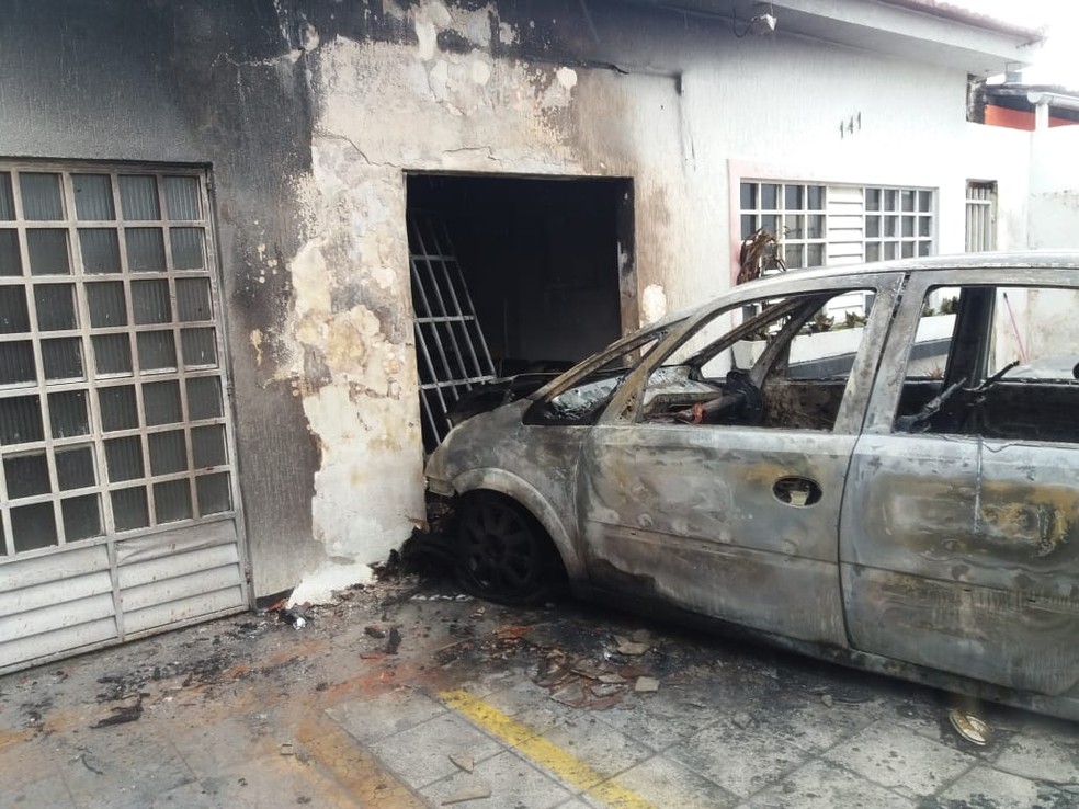 Incêndio destruiu carro e salão de beleza — Foto: Heliana Gonçalves/TV Gazeta