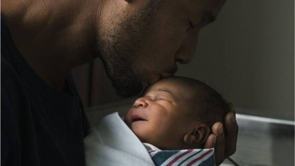 Especialistas apontam licença paternidade estendida como ponto chave para melhorar desigualdades no mercado de trabalho — Foto: Getty Images