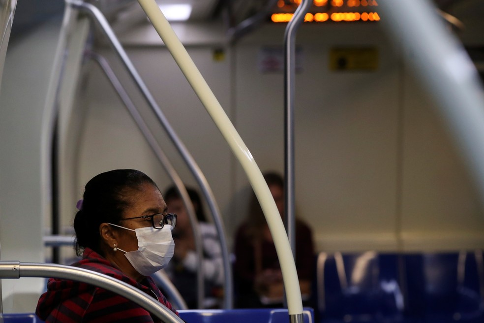 Passageira usa máscara em metrô de São Paulo, em foto do dia 28 de fevereiro — Foto: Amanda Perobelli/Reuters