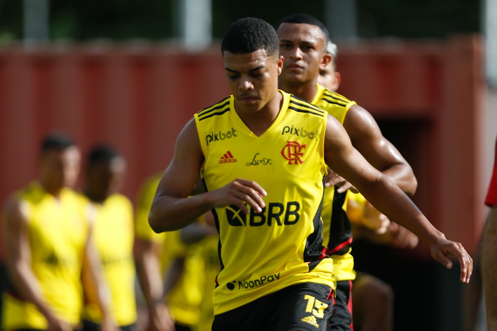 Igor Jesus em treinamento do Flamengo; Wesley ao fundo &mdash; Foto: Gilvan de Souza/Flamengo