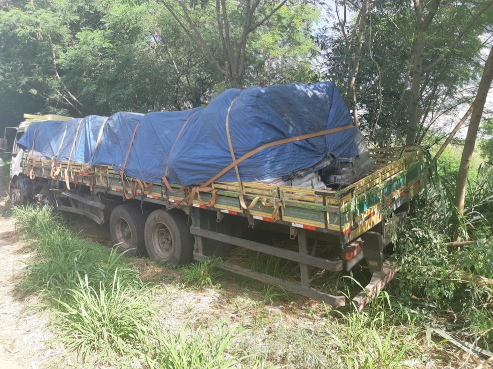 Caminhão envolvido em acidente em Piracicaba estava carregado com terra  — Foto: Edijan  Del Santo/EPTV