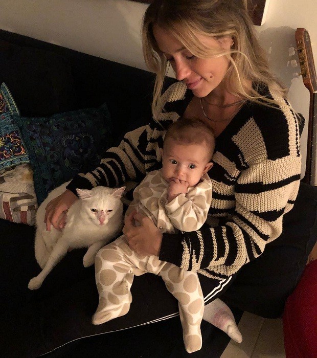 Juliana Didone com a filha e o gato no colo (Foto: Reprodução/Instagram)