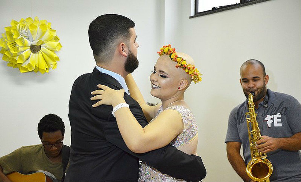 O enfermeiro Hiago foi o príncipe na festa de debutante de Mariana Guimarães em Muriaé (Foto: Fundação Cristiano Varella/Divulgação)