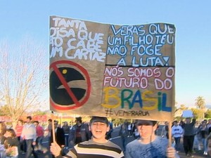 Manifestantes carregaram faixas e cartazes no protesto em Dois Irmãos, RS (Foto: Reprodução/RBS TV)