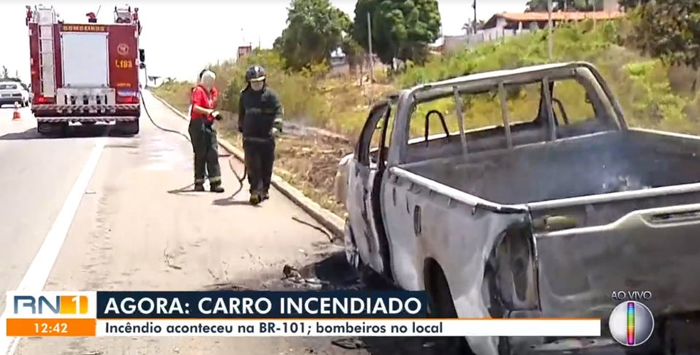 Bombeiros controlam chamas em carro na BR-101, na Grande Natal &mdash; Foto: Reprodu&ccedil;&atilde;o