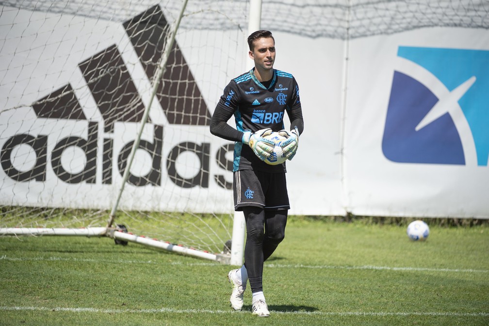 C&eacute;sar em treino do Flamengo &mdash; Foto: Alexandre Vidal / Flamengo