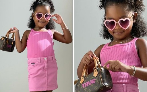 thumbnail de Khloé Kardashian mostra filha posando com bolsa personalizada de R$ 9,1 mil
