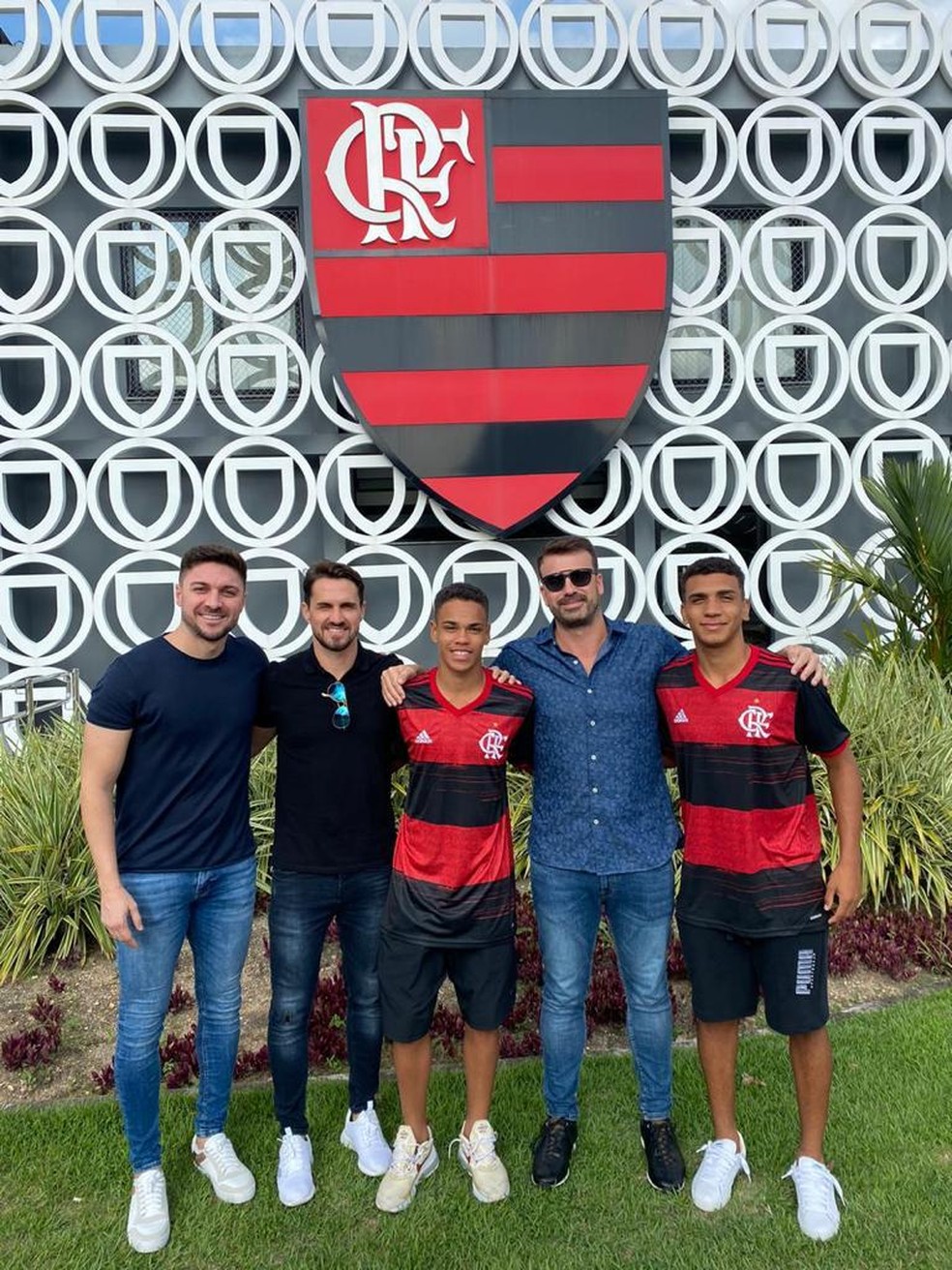 Jovens com Guilherme Siqueira, Sávio e Marcos Marinho, que também agenciam Filipe Luís — Foto: Arquivo Pessoal