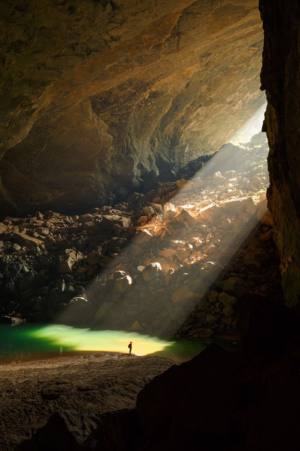 Homem na caverna de Son Doong; são 150 m de altura (Foto: Ryan Deboodt/Divulgação/Oxalis)