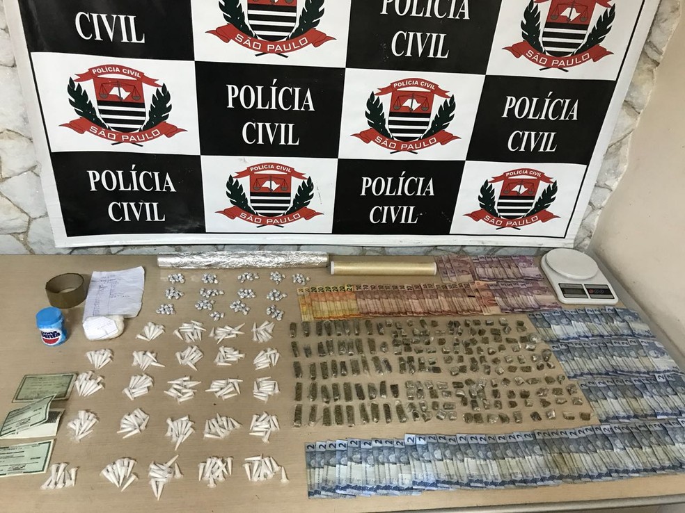 Polícia Civil apreende porções de cocaína, maconha e crack em bar de Piracicaba (Foto: Dise Piracicaba)
