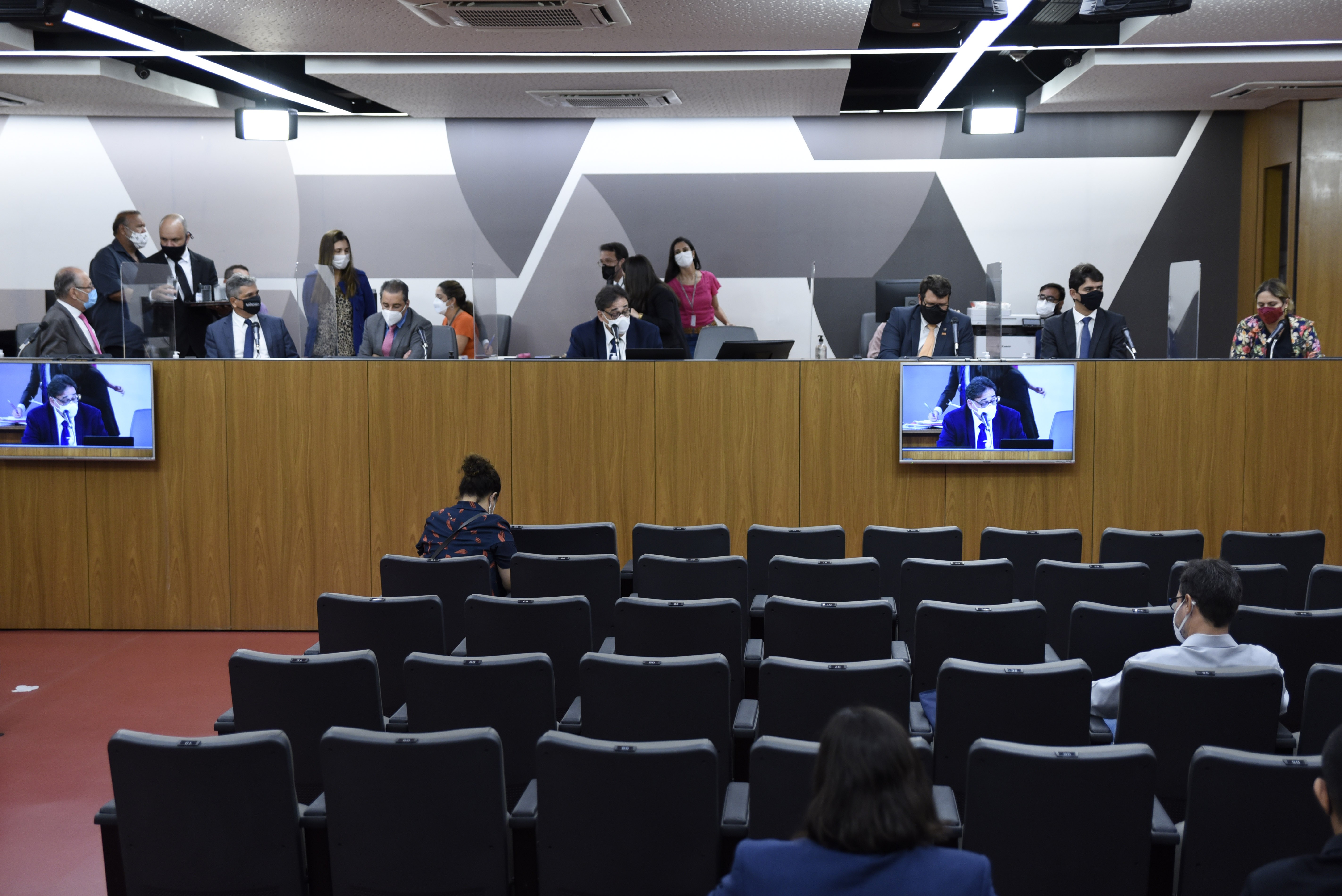 CCJ aprova projeto de reajuste de 10% para servidores de MG com mudanças no retroativo; entenda