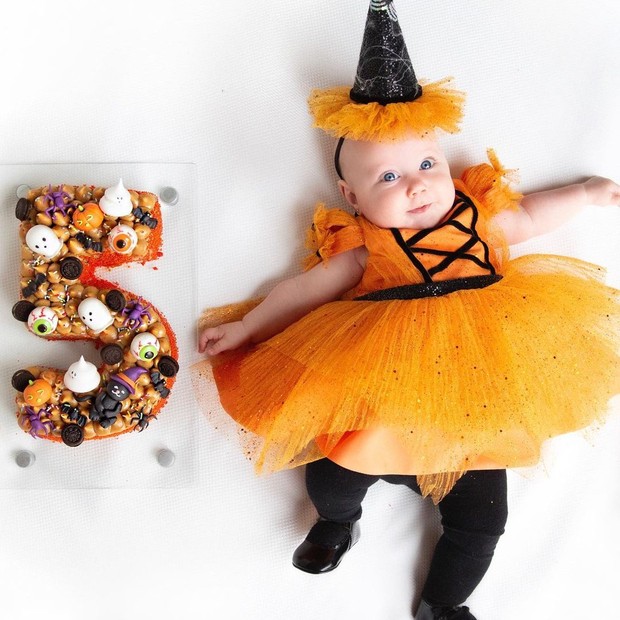 Ana Paula e Justus fazem festa de Halloween para os cinco meses da filha (Foto: Reprodução/Instagram)