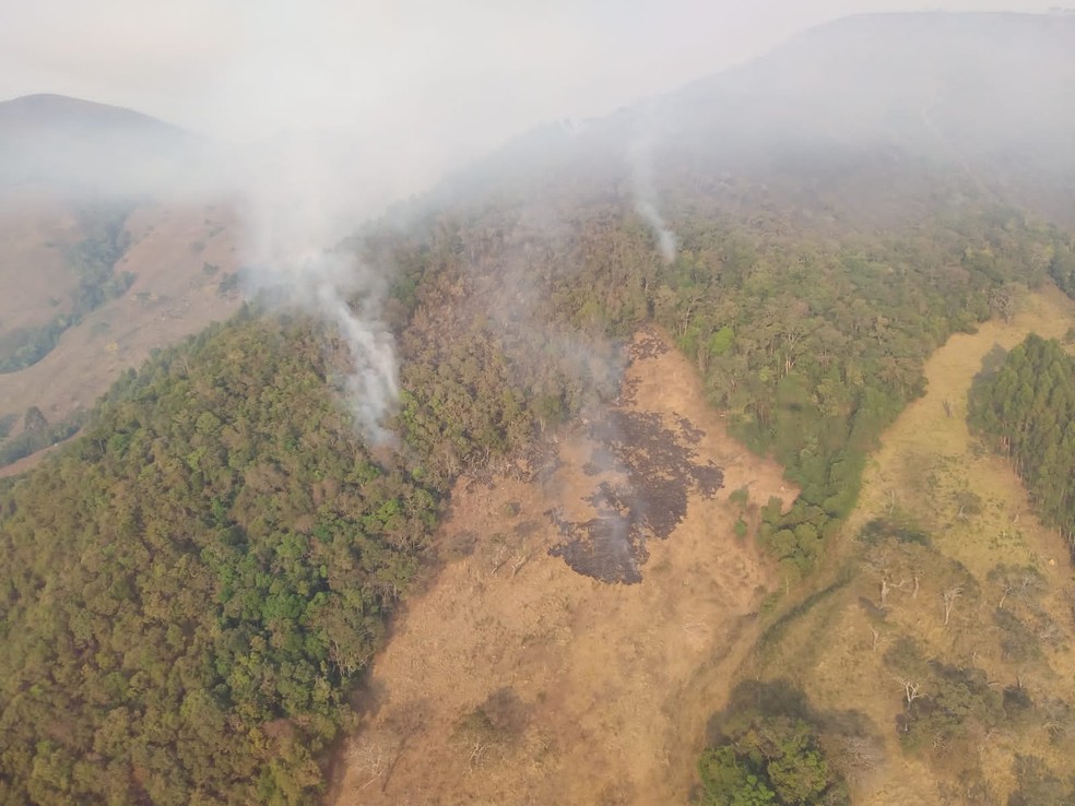 Incêndio de grandes proporções atinge Parque Estadual da Serra do Papagaio, em Baependi — Foto: Divulgação/Corpo de Bombeiros