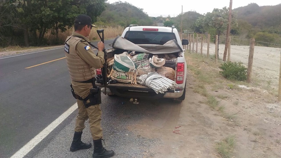 Explosivos foram encontrados em carroceria de camionete na TO-050 (Foto: Polícia Militar/Divulgação)