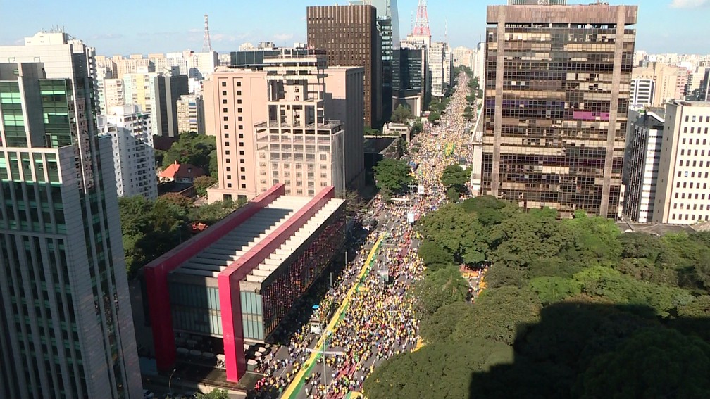 SÃO PAULO - 14h40: Manifestantes fazem ato de apoio ao governo Bolsonaro na Avenida Paulista — Foto: Reprodução/GloboNews