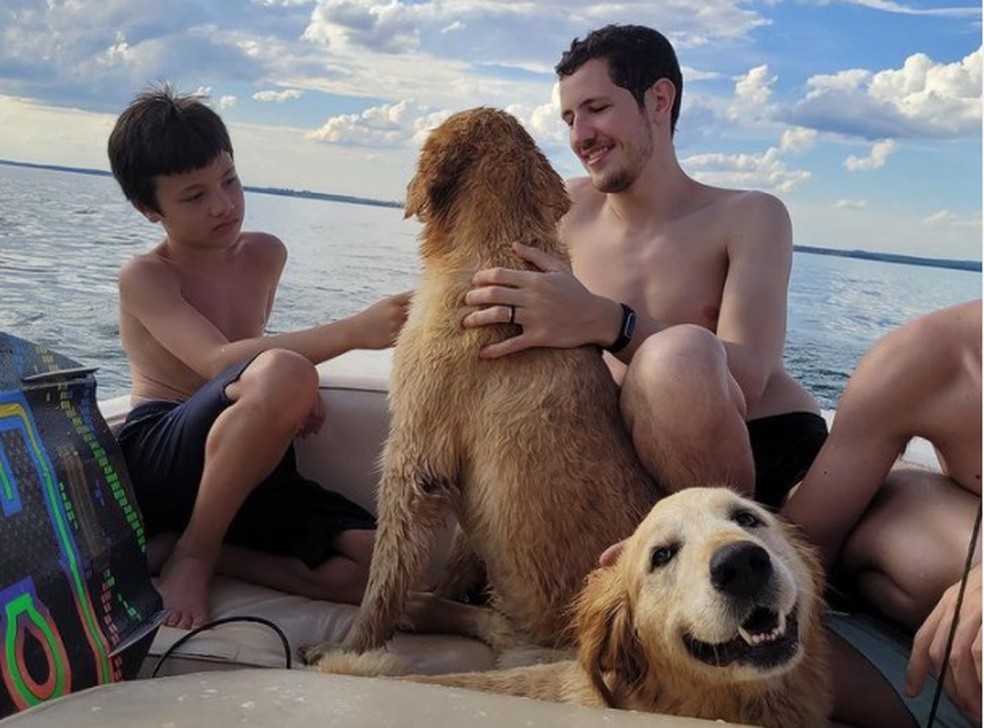 Alunos de esporte aquático tiram foto com cachorros resgatados na Represa Jurumirim — Foto: Thiago Martins/Arquivo pessoal 