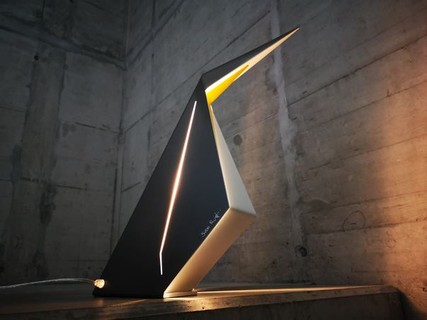 A luminária Pingu é feita de contrapesos de alumínio e aço para dar estabilidade ao seu formato escultural. Assinada por Sven Rusti, a peça é colorida com tinta, que é aplicada na forma de revestimento em pó de dois tons (Foto: Pingu/Divulgação)