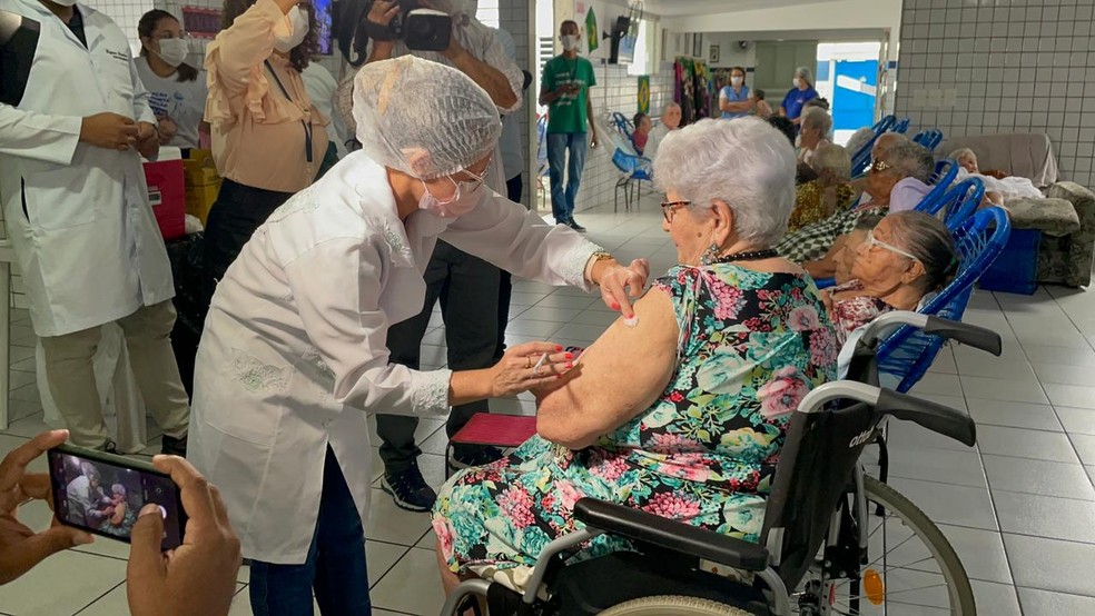 Idosos recebem dose de vacina contra Covid-19 — Foto: Layza Mourão/ g1 Piauí