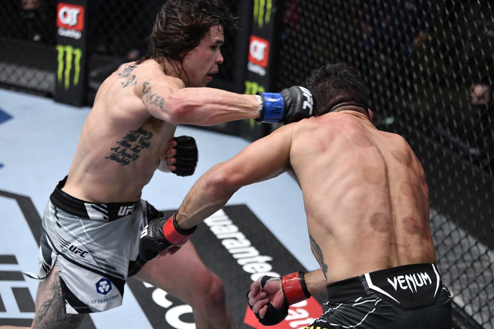 Ricky Simón acerta o golpe que nocauteou Raphael Assunção no UFC Lewis x Daukaus — Foto: Getty Images