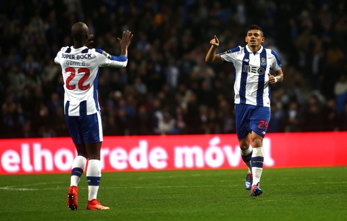 Tiquinho Soares gol Porto Sporting (Foto: Estela Silva/EFE)