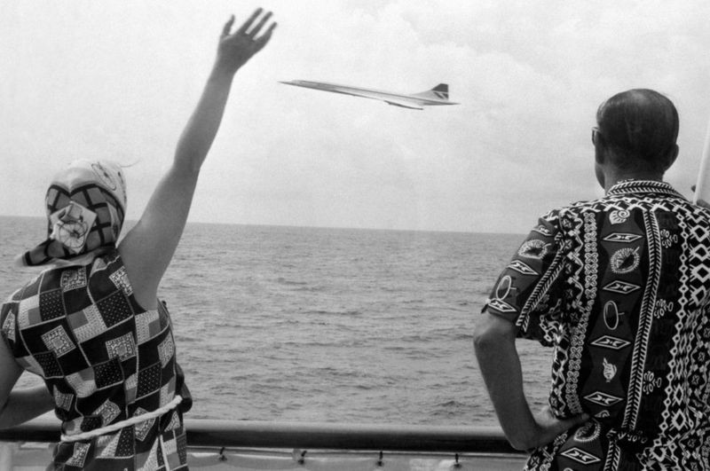 BBC Mais tarde naquele mesmo ano, o casal real acenou quando o Concorde passou pelo Royal Yacht Britannia, enquanto se aproximavam de Barbados (Foto: PA via BBC)