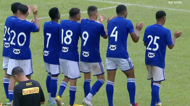 Jogadores do Cruzeiro comemoram gol diante do Comercial-MS