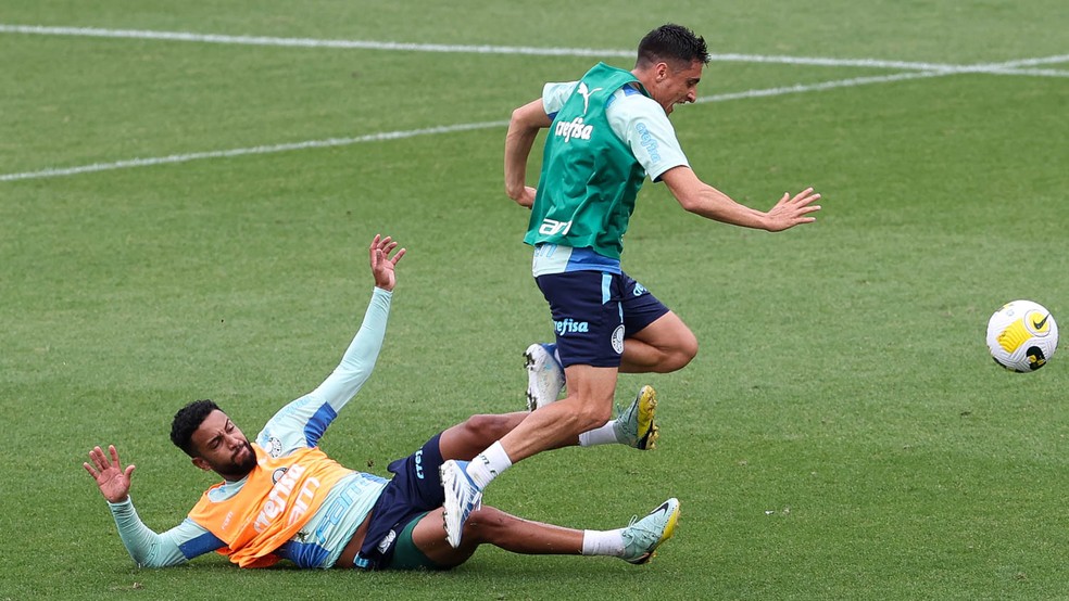 Jorge e Merentiel em treino do Palmeiras na Academia de Futebol — Foto: Cesar Greco/Palmeiras