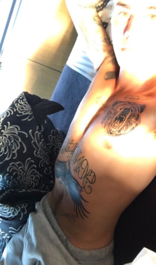Justin Bieber exibe nova tatuagem e barriga negativa na
