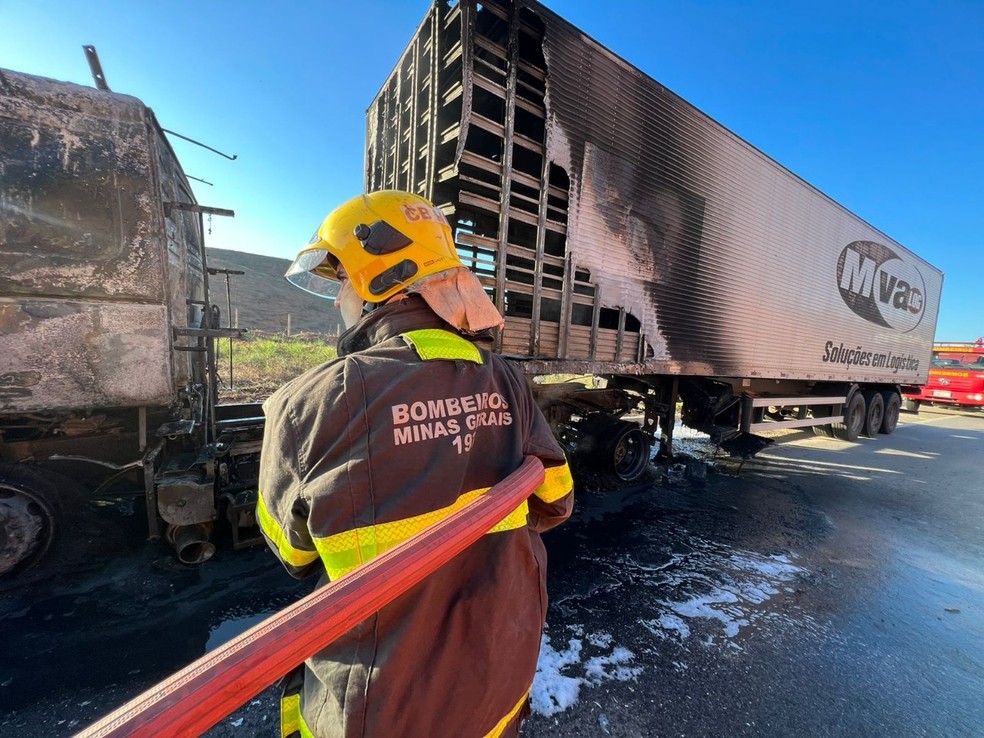 Cabine e parte do baú da carreta foram destruídos pelas chamas na BR-381 — Foto: Corpo de Bombeiros Militar de Minas Gerais