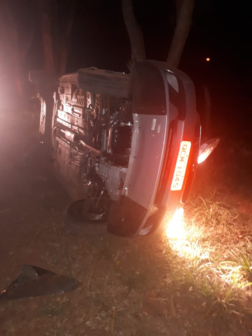 Ladrão roubou táxi e capotou várias vezes (Foto: Polícia Militar de MT)