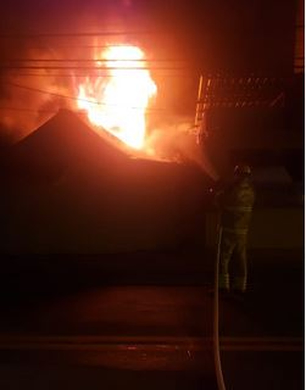 Três comércios foram atingidos pelo fogo, de acordo com o Corpo de Bombeiros — Foto: Divulgação/Corpo de Bobeiros do AC