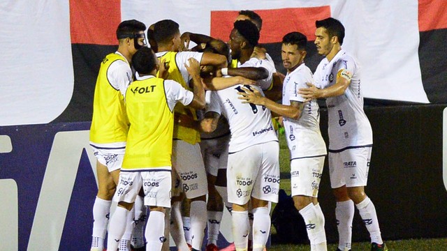 Jogadores do Remo comemoram gol de Marcos Júnior contra o Vitória