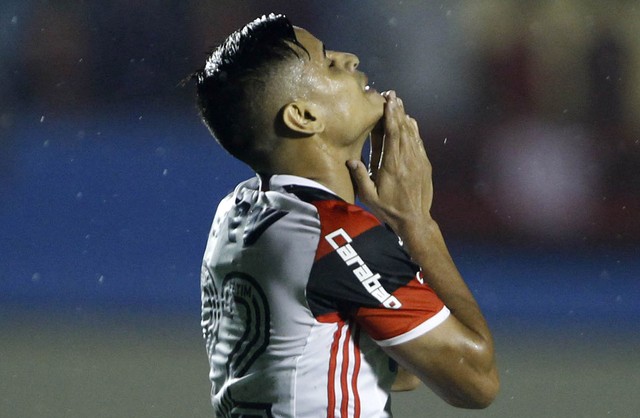 Com tornozelo inchado, Everton é dúvida para decisão do Fla; Guerrero volta