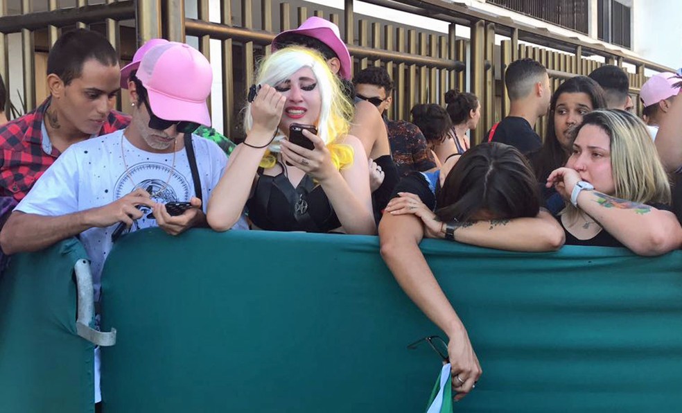 Fã fantasiada de Lady Gaga chora na porta de hotel (Foto: Matheus Rodrigues/G1)