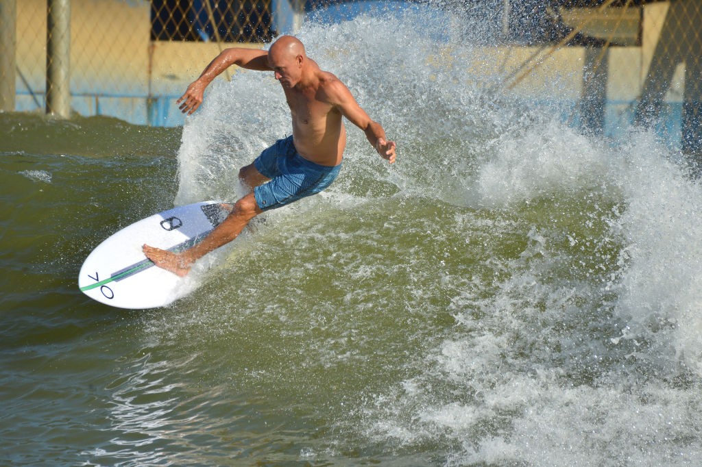 LOS ANGELES, CALIFORNIA - SEPTEMBER 25: Surfer Kelly Slater surfs a wave at the Surf Ranch during the Breitling Summit on September 25, 2019 in Lemoore, California. (Photo by Charley Gallay/Getty Images for Breitling) (Foto: Getty Images for Breitling)