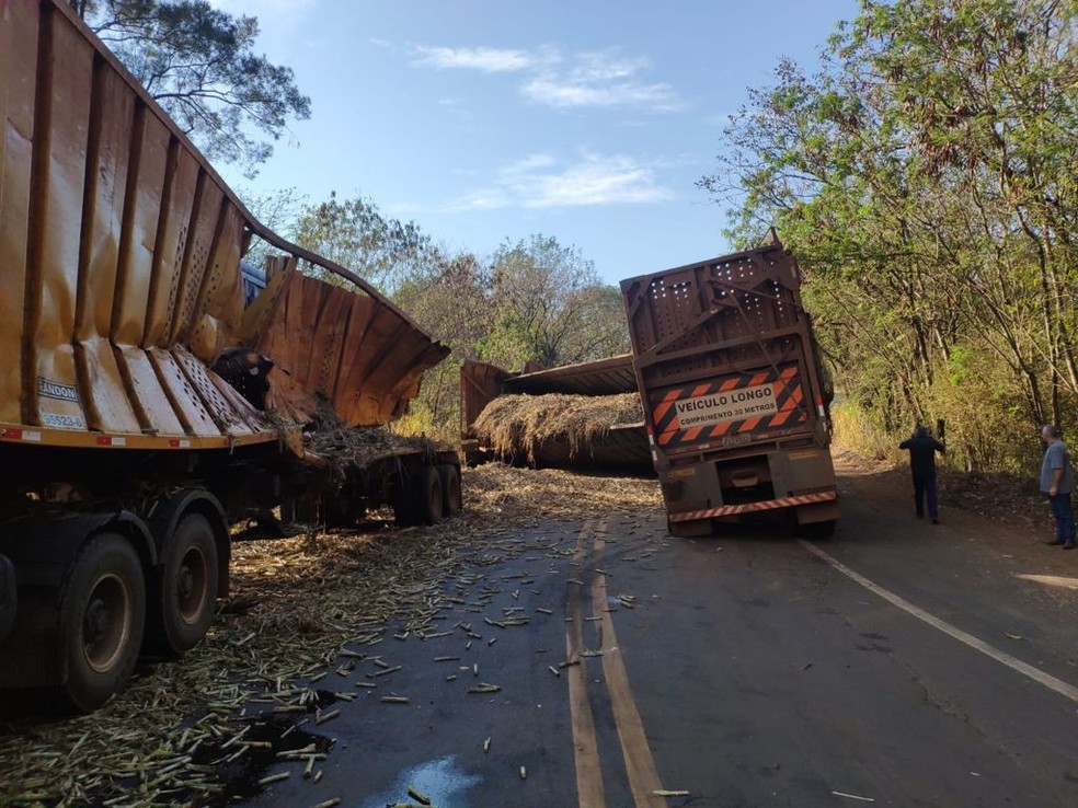Condutor de uma das carretas ficou preso nas ferragens, mas sofreu apenas uma fratura no pé direito e ferimentos leves na cabeça em Lençóis Paulista (SP) — Foto: Arquivo pessoal