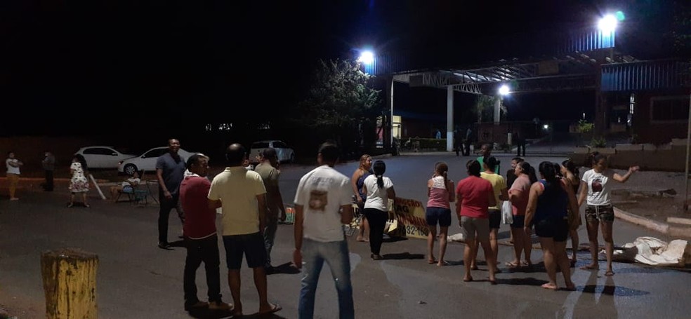Manifestantes bloquearam saídas de garagem de ônibus — Foto: Arquivo pessoal
