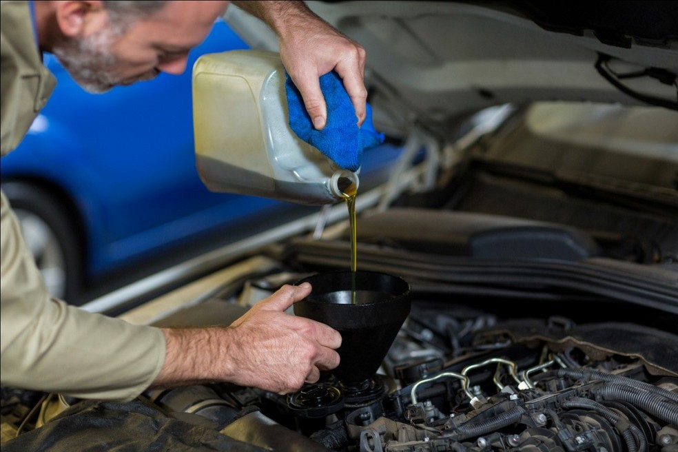 Troca do óleo é importante antes de deixar o carro parado por muito tempo — Foto: Reprodução
