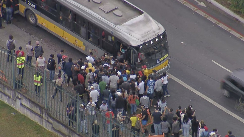 Trem da CPTM descarrila e gera caos em estações de São Paulo