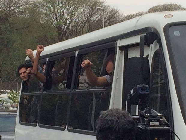 Detidos antes de protesto contra Temer chegam para audiência de custódia no Fórum da Barra Funda (Foto: Glauco Araújo/G1)