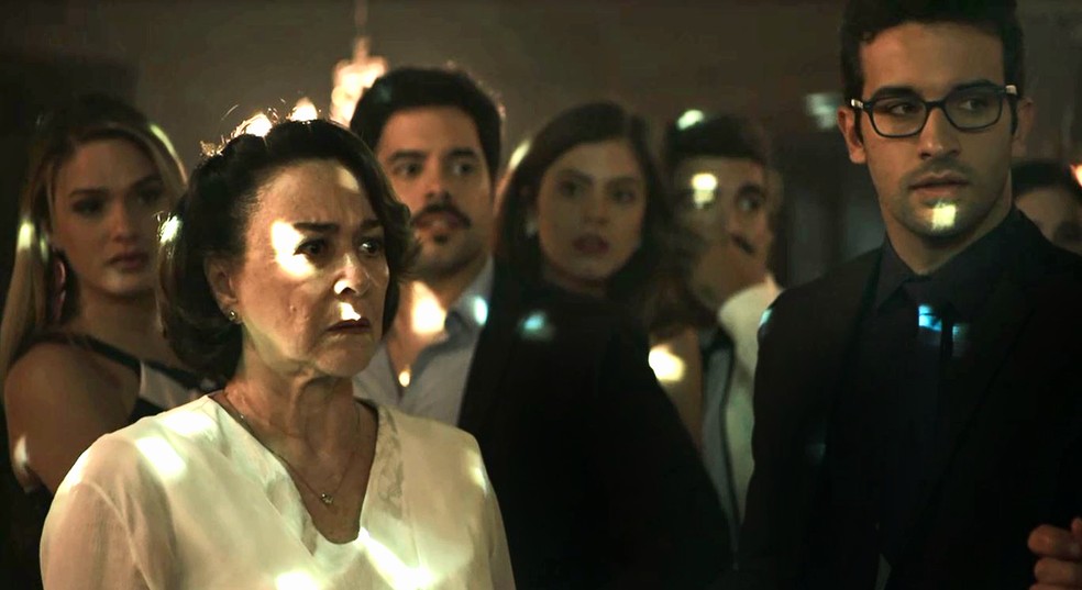Antero (Ary Fontoura) diz que não vai se casar com Evelina (Nívea Maria), em 'A Dona do Pedaço' — Foto: Globo