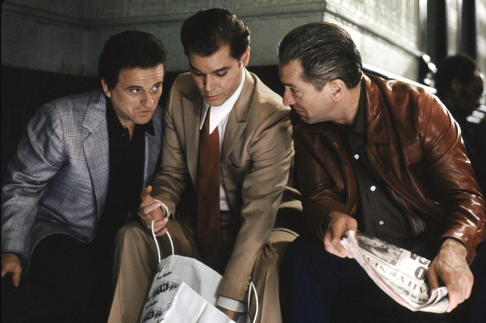 Ray Liotta entre Joe Pesci (esq.) e Robert de Niro em 'Os Bons Companheiros', de Martin Scorsese — Foto: Reprodução