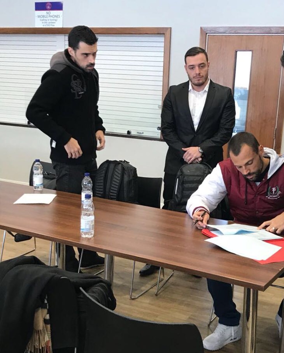 Diego Cavalieri firma contrato com o Crystal Palace (Foto: Divulgação)