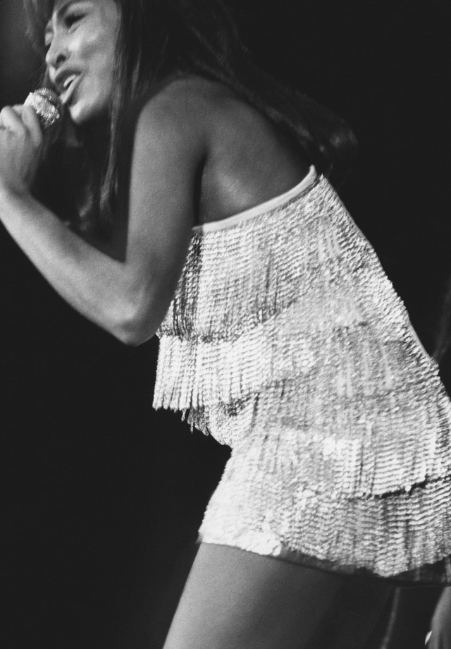 Tina Turner usa o icônico vestido de franjas pela primeira vez nos anos 70 (Foto: Getty Images)