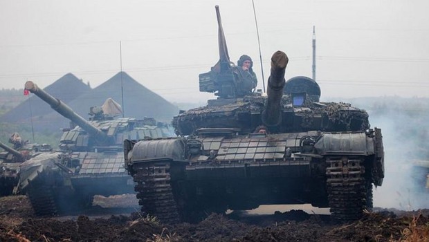 Tanques de separatistas pró-Rússia na região de Donets em 2015 (Foto: AFP)