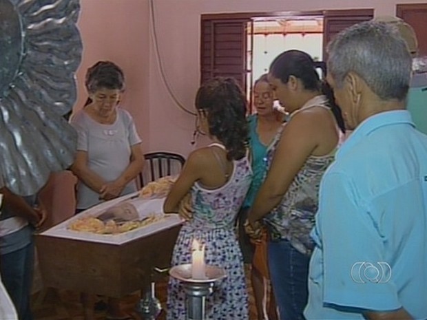 Família diz que Ana Kelly foi morta porque estava com as outras três garotas (Foto: Reprodução/TV Anhanguera)