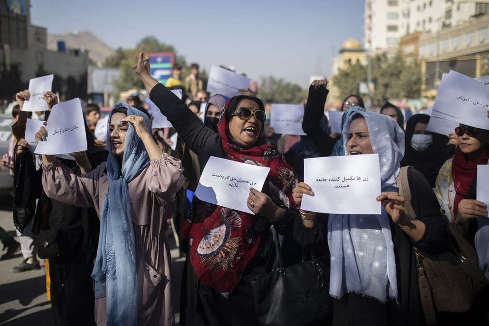 Mulheres participam de protesto em Cabul, em 21 de outubro de 2021 — Foto: Ahmad Halabisaz/AP