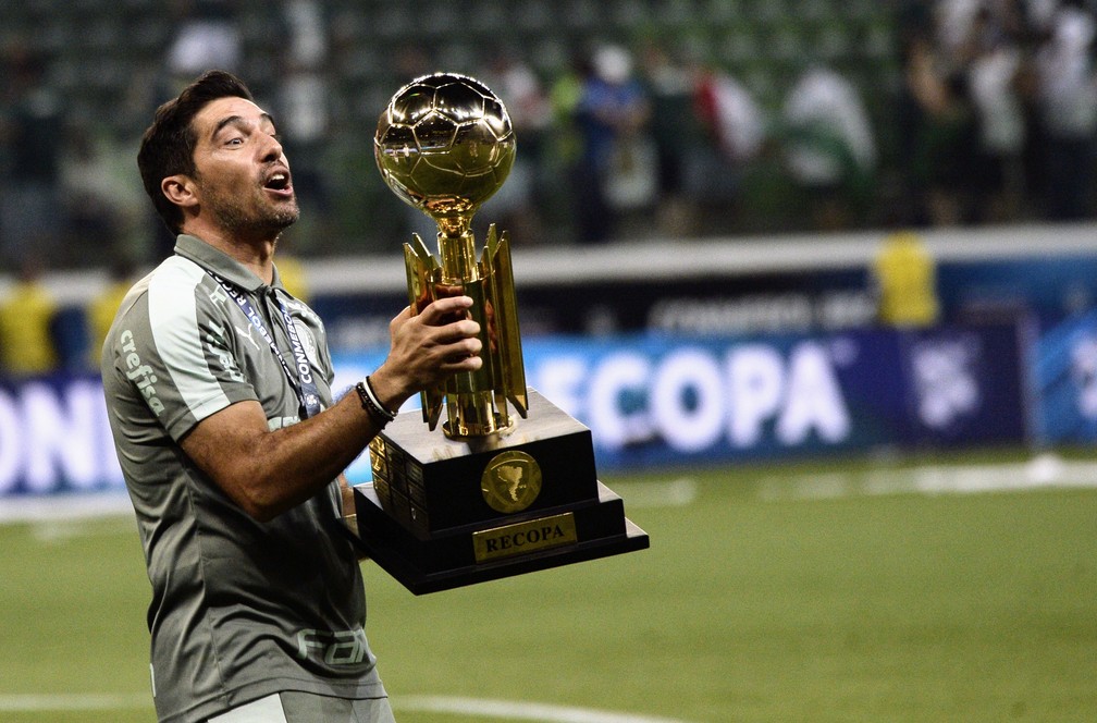 Abel Ferreira levanta taça da Recopa Sul-Americana no Palmeiras — Foto: Marcos Ribolli