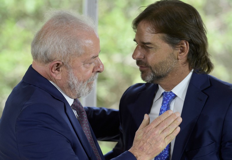 Presidente Lula é recebido no Uruguai pelo presidente Lacalle Pou — Foto: Dante Fernandez/AFP