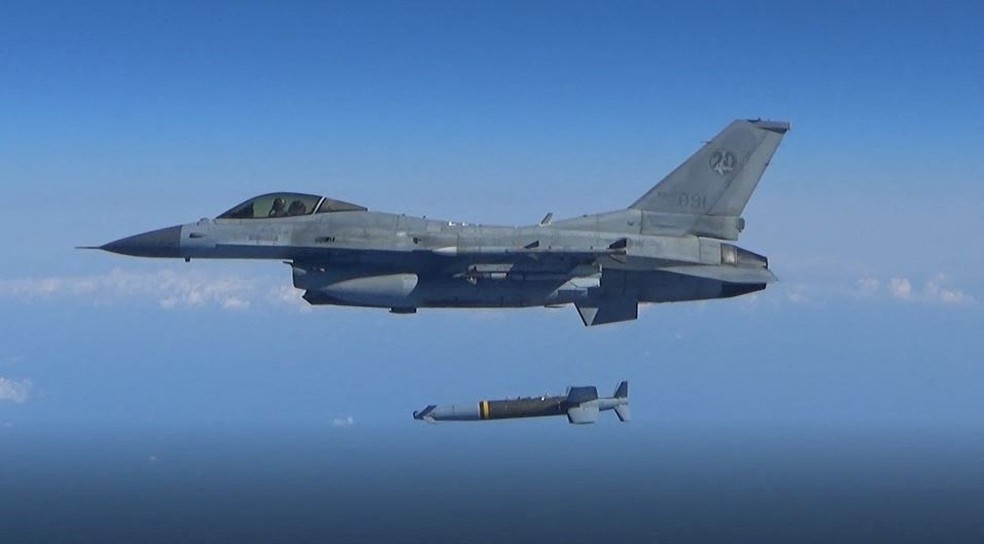 Um caça F-15K lança míssil sobre espaço marítimo da Coreia do Norte em retaliação a lançamentos anteriores, em 2 de novembro de 2022. — Foto: Ministério da Defesa da Coreia do Sul/ Yonhap via Reuters